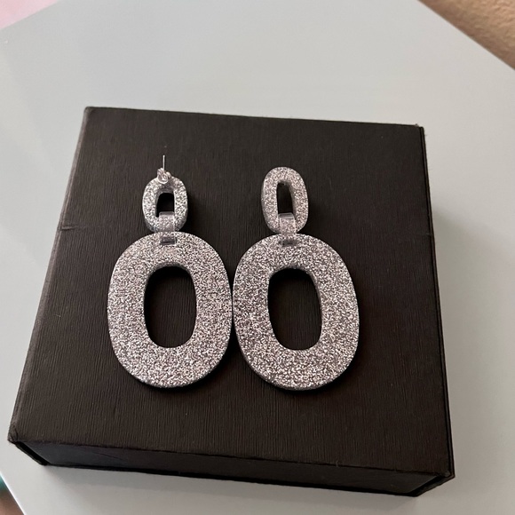NWOT Shashi earrings - Picture 3 of 3